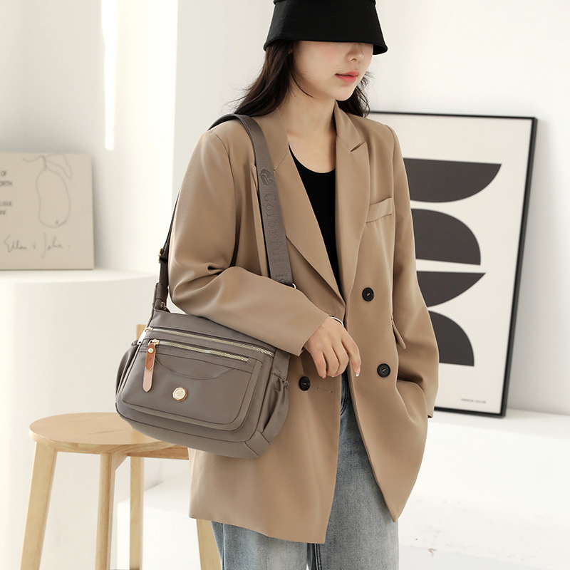 Nagy kapacitású női crossbody táska