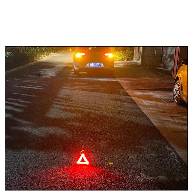 đ2-IN-1 napelemes vĂ©szhelyzeti hĂĄromszög figyelmeztetĆ fĂ©ny az Ășt szĂ©lĂ©n
