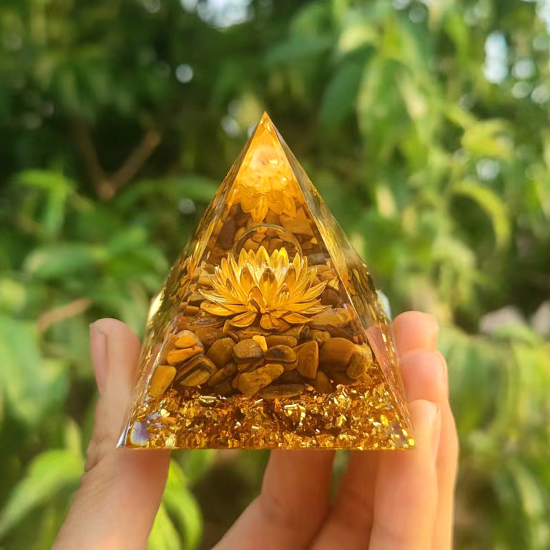 ✨ Piramis alakú gyanta zúzott kő dísze