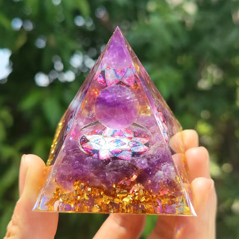 ✨ Piramis alakú gyanta zúzott kő dísze