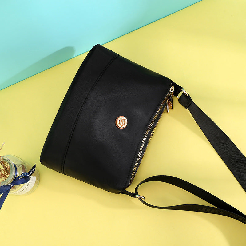 Minimalista nylon válltáskák és kereszt válltáskák