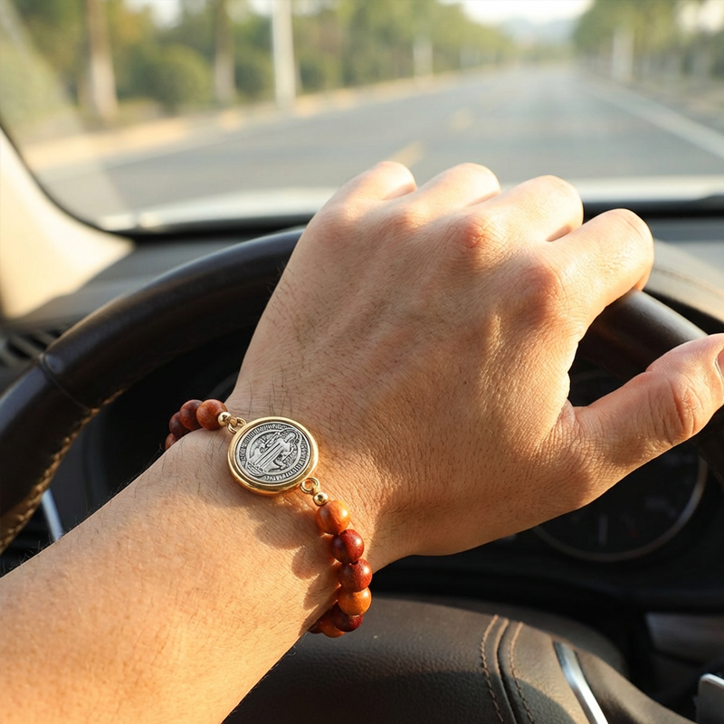 Uniszex, állítható fa gyöngyös Szent Benedek karkötő