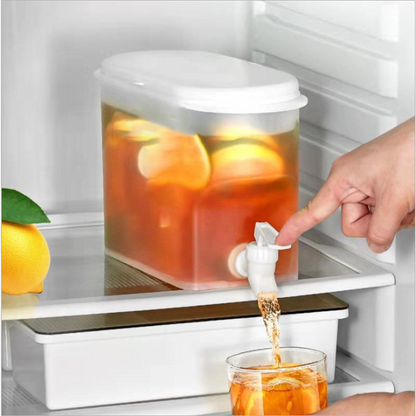🧊Nagy űrtartalmú, hűtőbe tehető hidegvíz-kanna – Karcsú és hőálló – Tökéletes jeges tea, gyümölcslé vagy ízesített víz készítéséhez – Elfér a hűtő ajtajában, könnyen önthető kifolyóval 🧃