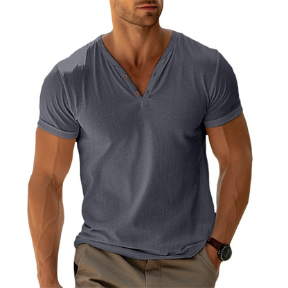 👨‍🦳✨ Prémium V-nyakú Henley póló férfiaknak – Kényelmes, légáteresztő és elegáns viselet a mindennapokra 👔☁️