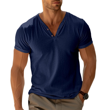 👨‍🦳✨ Prémium V-nyakú Henley póló férfiaknak – Kényelmes, légáteresztő és elegáns viselet a mindennapokra 👔☁️